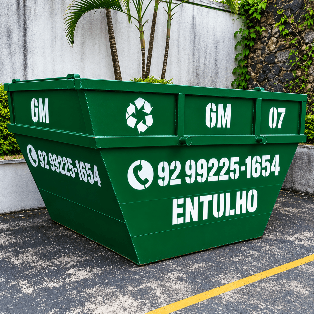 Caçamba verde da GM Coleta de Entulho posicionada na rua
